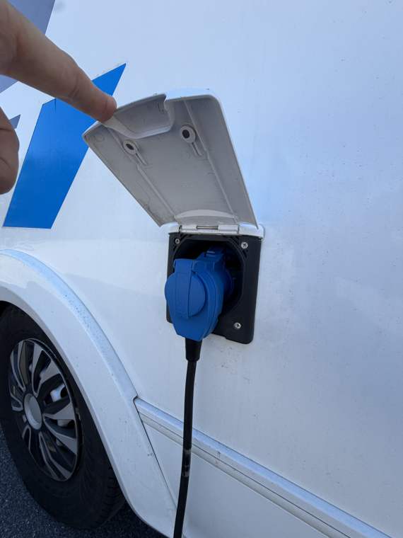 Kabelen koblet til bilen