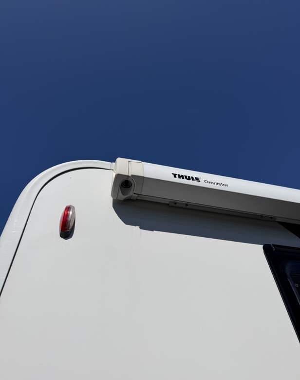 Thule markisen på siden av bilen