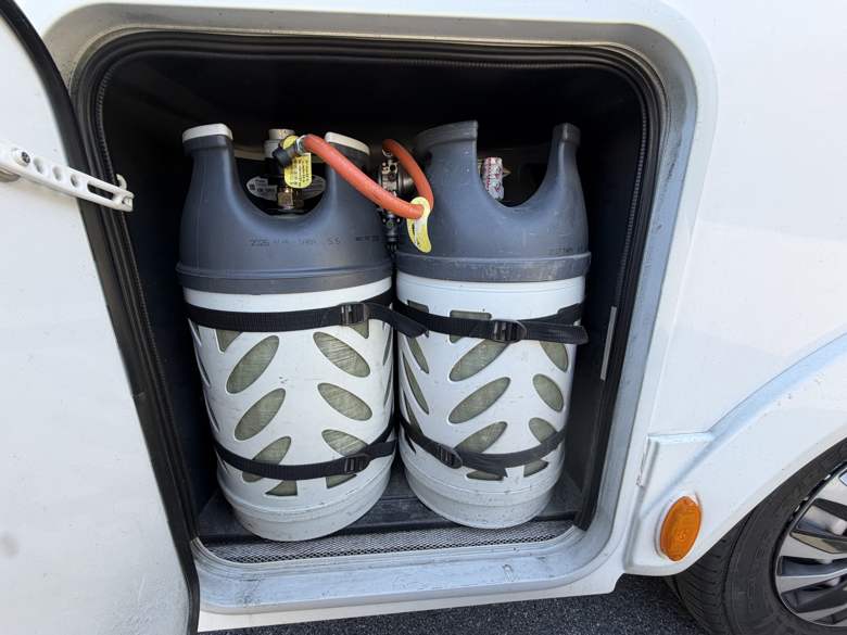 Gasskassen med to gassflasker